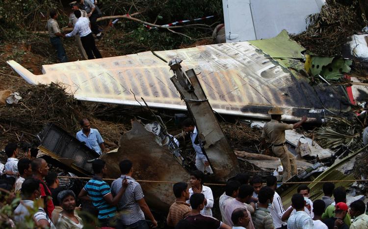 STYRT. flystyrtet har kostet 159 menneskeliv, og det gør flyulykken til en af de værste i Indien i mange år. Indtil videre er 127 lig bjerget ud fra flyvraget. Det siger direktøren i flyselskabet Air India til den amerikanske tv-station CNN. . 