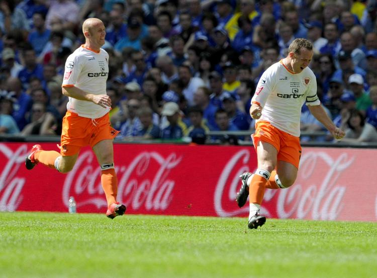 Optur. Charlie Adam (til højre) jubler efter udligningen til 1-1 efter et lille kvarters spil. 