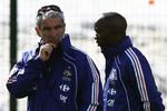 Splittet. Domenechs defensive styrmand, Lassana Diarra (til højre), kommer ikke til VM. Ved træningen i torsdags talte duoen sammen i 45 minutter, mens de øvrige spillere trænede. 