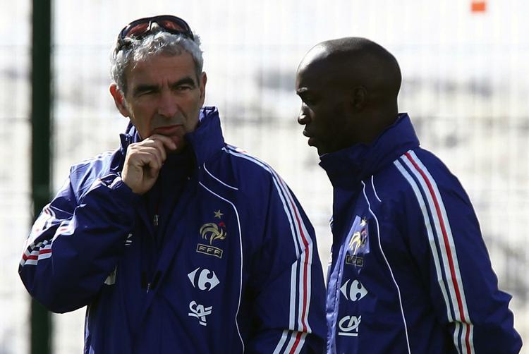 Splittet. Domenechs defensive styrmand, Lassana Diarra (til højre), kommer ikke til VM. Ved træningen i torsdags talte duoen sammen i 45 minutter, mens de øvrige spillere trænede. 