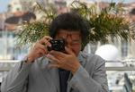 Prisvinder. Den 49-årige Hong Sang-soo fra Sydkorea fotograferer fotograferne i forbindelse med visningen af 'Ha ha ha' i fredags i Cannes. 