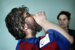 Tvangsmedicinering. Patienterne på den lukkede afdeling får typisk antipsykotisk medicin for at dæmpe symptomerne på deres sindssygdom. Her overvåger afdelingssygeplejerske Tina, at Michael tager sin medicin. Han får medicin under tvang, fordi han ikke frivilligt vil sluge de 12 dråber. Det foregår nu ret udramatisk, men medicinen har motoriske bivirkninger, der ofte får Michael til at stå og svinge lidt fra side til side, mens han skifter vægten fra den ene fod til den anden. 