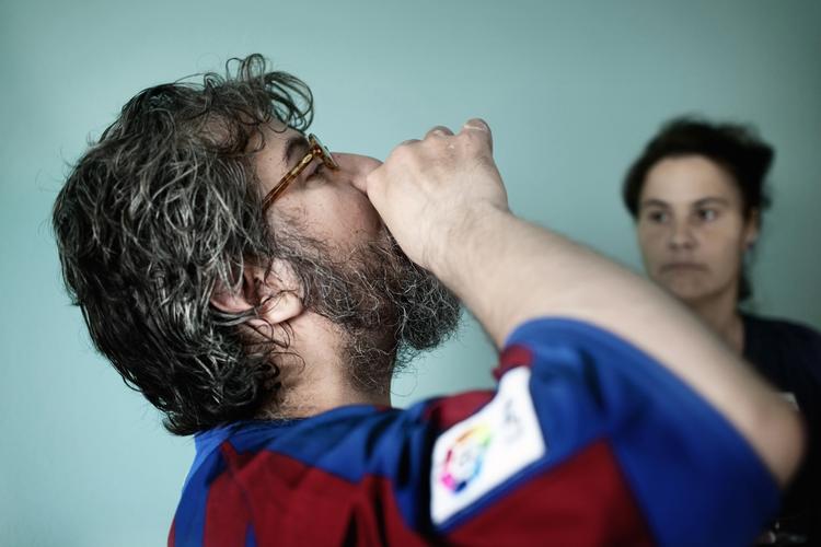 Tvangsmedicinering. Patienterne på den lukkede afdeling får typisk antipsykotisk medicin for at dæmpe symptomerne på deres sindssygdom. Her overvåger afdelingssygeplejerske Tina, at Michael tager sin medicin. Han får medicin under tvang, fordi han ikke frivilligt vil sluge de 12 dråber. Det foregår nu ret udramatisk, men medicinen har motoriske bivirkninger, der ofte får Michael til at stå og svinge lidt fra side til side, mens han skifter vægten fra den ene fod til den anden. 
