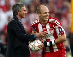 overskud. Der var plads til smil ved sidelinjen under den store finale i Madrid, da José Mourinho giver bolden til Bayerns Arjen Robben. 