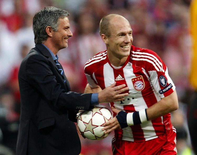 overskud. Der var plads til smil ved sidelinjen under den store finale i Madrid, da José Mourinho giver bolden til Bayerns Arjen Robben. 