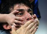holdepunkt. Diego Militos søn har godt fat i far, mens de to sender luftkys ud til Inters fans efter finalen i Madrid. 