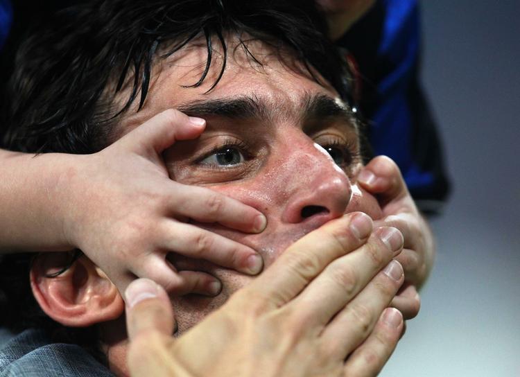 holdepunkt. Diego Militos søn har godt fat i far, mens de to sender luftkys ud til Inters fans efter finalen i Madrid. 