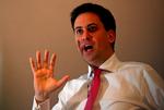 Lillebror. Ed Miliband er lillebror til David Miliband, der hidtil er set som favorti til at overtage formandsposten i Labour efter Gordon Brown. Den forhenværende Labour-leder Neil Kinnock melder nu offentligt sin større til Ed Miliband. 