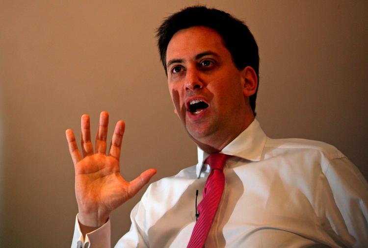 Lillebror. Ed Miliband er lillebror til David Miliband, der hidtil er set som favorti til at overtage formandsposten i Labour efter Gordon Brown. Den forhenværende Labour-leder Neil Kinnock melder nu offentligt sin større til Ed Miliband. 