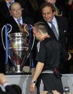 tabermedalje. På grund af karantæne var Franck Ribery ikke med i Champions League-finalen, men franskmanden fik håndtryk og tabermedalje fra sin landsmand og Uefa-præsident Michel Platini. 