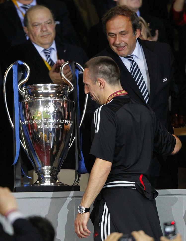 tabermedalje. På grund af karantæne var Franck Ribery ikke med i Champions League-finalen, men franskmanden fik håndtryk og tabermedalje fra sin landsmand og Uefa-præsident Michel Platini. 