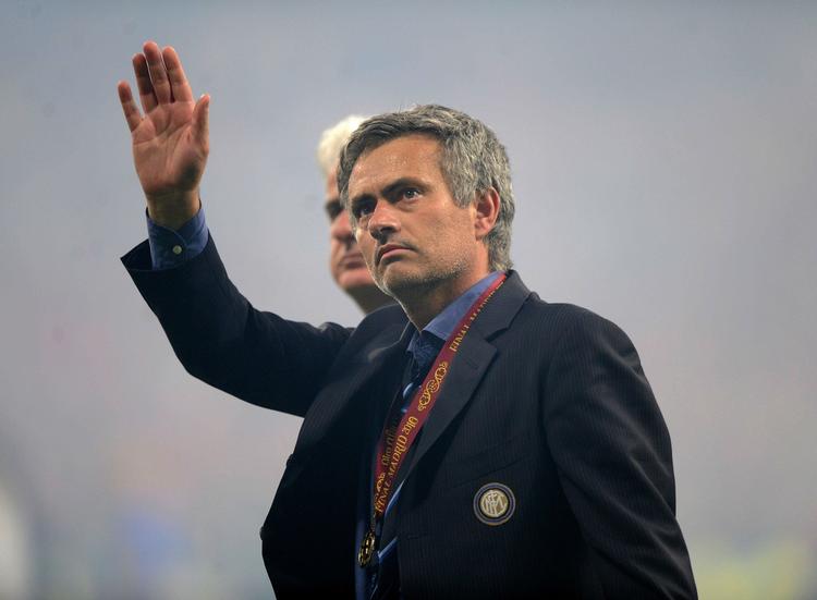 afsked? Inter-træner José Mourinho vinker til de italienske fans efter finalesejren i Madrid. 