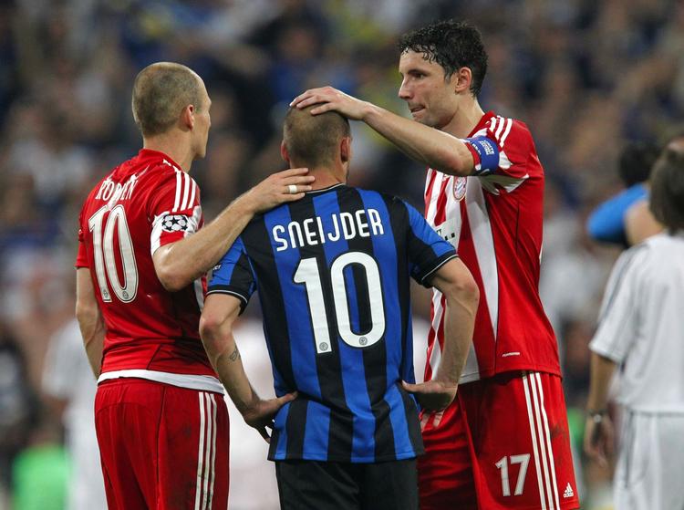 venskabeligt. Inters Wesley Sneijder (midt) ser nærmest lidt trist ud efter sejren, men så må de tabende Bayern-spillere Arjen Robben (tv) og Mark van Bommel trøste hollænderen. 