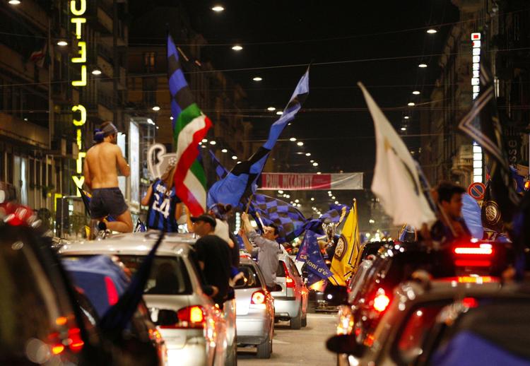 sejrsfest. Milanos gader var hele natten tætpakket af Inter-fans, der ville fejre det italienske storholds bedrift i Champions League-finalen mod Bayern München. 