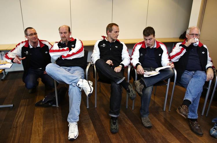 UDSKIFTNING. Da sportschef Lars Sørensen (yderst tv) i 2008 sendte sit EM-hold af sted bestod trænerteamet af landstræner Mark Regan, Bo Jacobsen fra West-Swim, Ricki Clausen fra Kvik/Kastrup og Flemming Poulsen fra Sigma Nordsjælland. Efter denne sæson er Bo Jacobsen den eneste, der sidder tilbage i samme trænerfunktion. Regan er landstræner i New Zealand, Ricki Clausen er i Køge og Flemming Poulsen stopper i Sigma. Arkivfoto. 