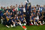 hvor-er-italieneren? En portugisisk træner jubler sammen med sin internationale flok af spillere, der netop har vundet Champions League. 