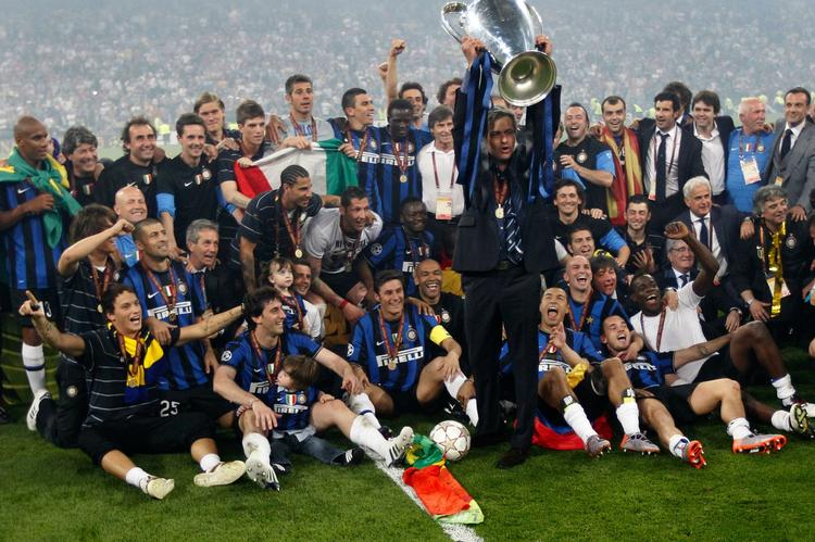 hvor-er-italieneren? En portugisisk træner jubler sammen med sin internationale flok af spillere, der netop har vundet Champions League. 
