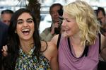 Smil. Liraz Charhi (tv) ved siden af stjernekollega Naomi Watts. 