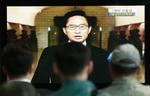sanktioner. Den sydkoreanske præsident Lee holder tv-transmitteret pressekonference, hvor han proklamerer, at Sydkorea vil straffe Nordkorea, der beslykdes for at have sænket et sydkoreansk krigsskib i marts i år. 46 mistede livet ved angrebet. 