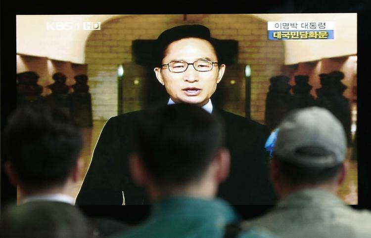 sanktioner. Den sydkoreanske præsident Lee holder tv-transmitteret pressekonference, hvor han proklamerer, at Sydkorea vil straffe Nordkorea, der beslykdes for at have sænket et sydkoreansk krigsskib i marts i år. 46 mistede livet ved angrebet. 