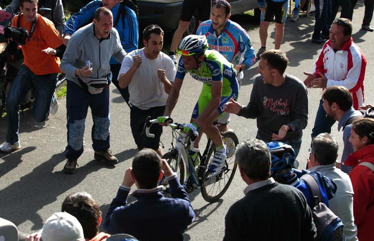 Bjerget Monte Zoncolan var pakket mes cykelfans, der heppede på Ivan Basso. Og det hjalp. 