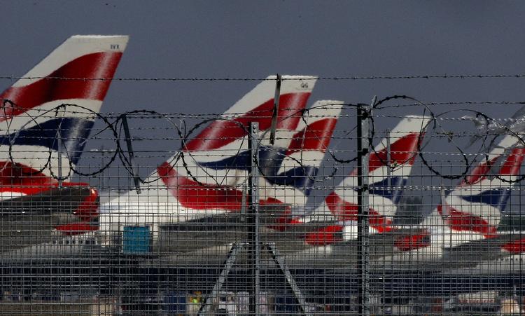De kabineensatte i British Airways nedlægger arbejdet i fem dage. De er utilfredse med deres løn- og arbejdsvilkår. 