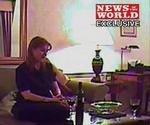 afsløret. Billedet her er fra de skjulte optagelser med hertuginde Sarah Ferguson, der aftaler med en undercover-journalist, at hun skal have over fire millioner kroner for at sætte et møde op mellem journalisten, der udgiver sig for at være rigmand, og hendes eksmand, hertugen af York, Andrew. 