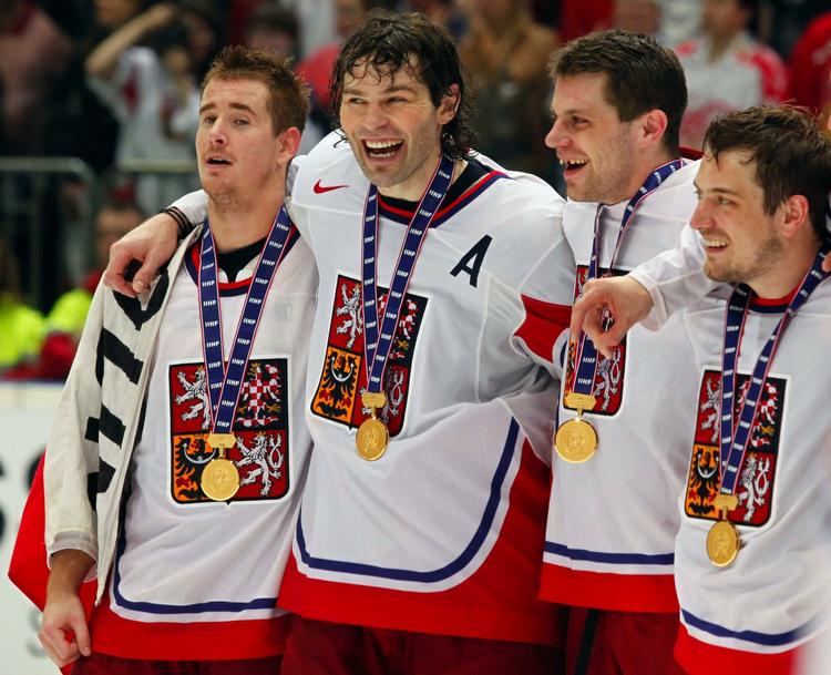 Jagr. Den tjekkiske legende Jaromir Jagr (i midten) fik endnu en VM-titel i karrierens efterår. 