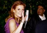 afsløret. Sarah Ferguson modtog i aftes en pris for sit arbejde blandt udsatte børn. her forlader hun middagen - under stor mediebevågenhed. Hun valgte dog at holde lav profil ovenpå skandalen, hvor skjulte tv-optagelser viser, at hun forlangte over fire millioner kroner for at introducere en undercover-journalist, der gav sig ud for at være en rig forretningsmand, for sin eksmand, prins Andrew. 