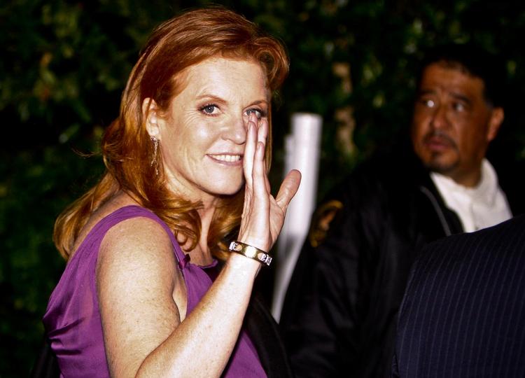 afsløret. Sarah Ferguson modtog i aftes en pris for sit arbejde blandt udsatte børn. her forlader hun middagen - under stor mediebevågenhed. Hun valgte dog at holde lav profil ovenpå skandalen, hvor skjulte tv-optagelser viser, at hun forlangte over fire millioner kroner for at introducere en undercover-journalist, der gav sig ud for at være en rig forretningsmand, for sin eksmand, prins Andrew. 