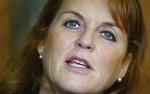ydmyget. Det er nu op til den britiske Dronning Elisabeth og den øvrige del af kongefamilien at beslutte, hvordan fremtidsudsigterne skal være for hertuginde Sarah Ferguson, efter at hun er blevet afsløret i groft misbrug af sine forbindelser i kongehuset, vurderer Politikens kongehusekspert, Peter Thygesen. 