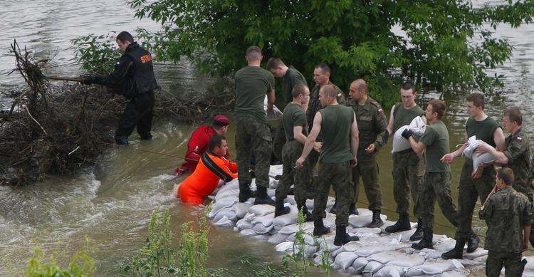 Oversvømmelse. Der knokles med sandsække til beskyttelse mod oversvømmelserne i Warszawa. 