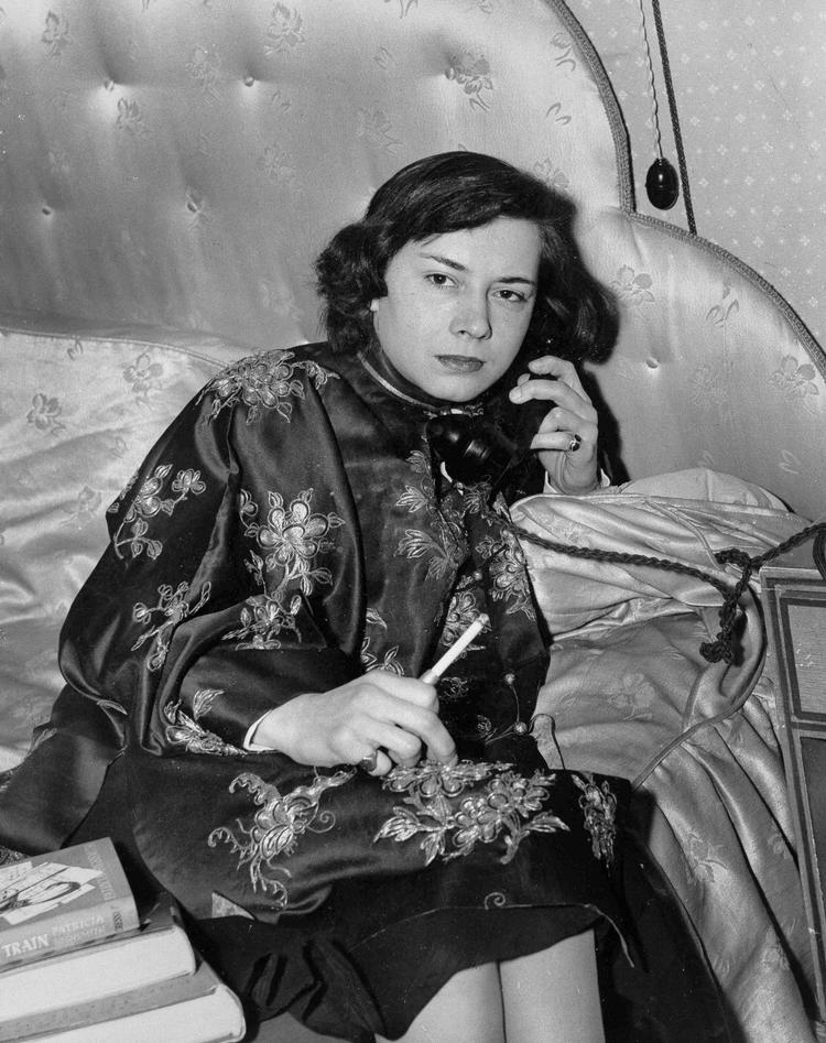 Forfatter. Patricia Highsmith som 27-årig, netop ankommet til Amerika. To år senere skrev hun 'Farligt møde', der netop er genudsendt på dansk. Romanen er besk, bitter og betændt, skriver Bo Tao Michaëlis. 