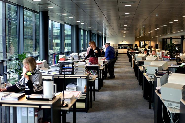 Medarbejdertrivsel. Mange arbejdspladser gennemfører en årlig medarbejderundersøgelse, hvor man måler de ansattes trivsel og tilfredshed. 