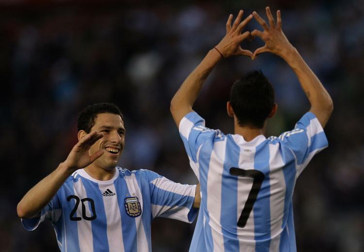 dOBBELT. Maxi Rodriguez (til venstre) jubler med Angel Di Maria. 