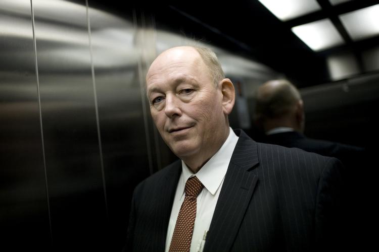 Nej. LO-formand Harald Børsting og flere andre topfolk fra fagbevægelsen er imod at halvere dagpengeperioden fra fire til to år. 
