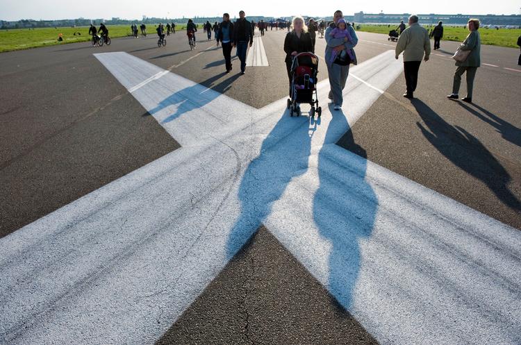optur. Et andet højdepunkt i maj har været årets store Theatertreffen, der også lagde vejen forbi lufthavnen ved  Tempelhof. 