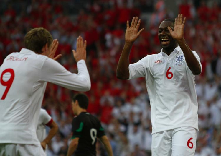 Mål. Ledley King (til højre) jubler med Peter Crouch, der også fandt vejen til nettet mod Mexico. 