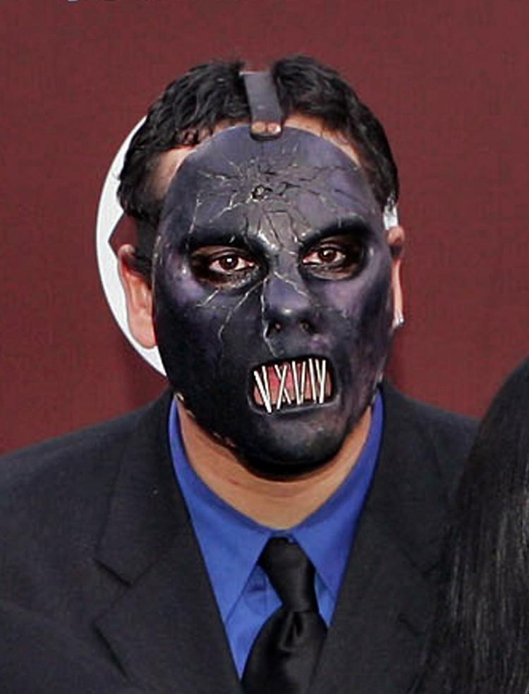 Slipknots bassist Paul Gray er fundet død på sit hotelværelse, 38 år gammel. 