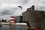 Sidste år underholdt 'De skøre badenymfer' ved åbningen af havnebadet på Islands Brygge. Dengang var der heller ikke ligefrem tropiske temperaturer. 