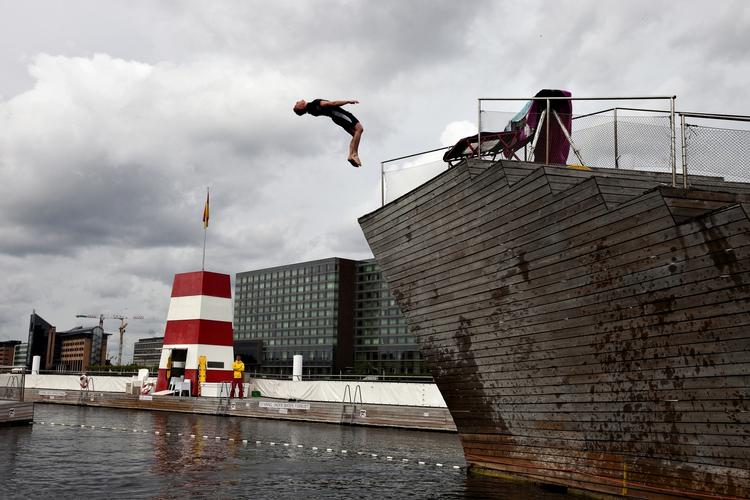 Sidste år underholdt 'De skøre badenymfer' ved åbningen af havnebadet på Islands Brygge. Dengang var der heller ikke ligefrem tropiske temperaturer. 