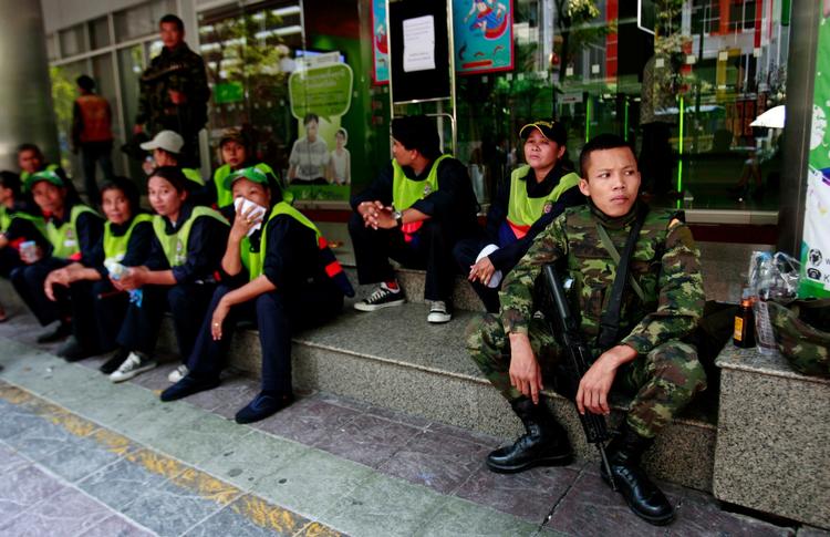 Stilstand. Lige nu er urolighederne lidt på stand-by i Thailand. Men som dansker bør man fortsat iagttage stor forsigtighed, advarer Udenrigsministeriet. Situationen her er fra før volden for alvor eskalerede. 