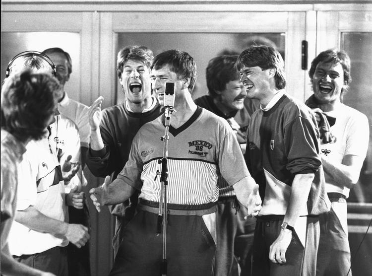 Nostalgi. Laudrup, Qvist, Christensen, Elkjær og bolsjestribet Piontek. Sådan så landsholdet ud, da de indspillede Re-Sepp-Ten i 1986. Arkivfoto. 