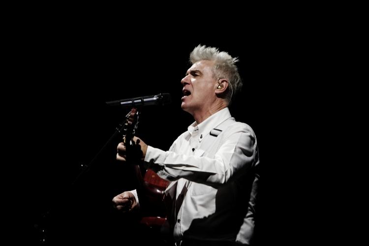 Ulovligt. Tidligere forsanger i Talking Heads, David Byrne, sagsøger Floridas guvernør for ulovlig brug af nummeret 'Road to Nowhere'. 