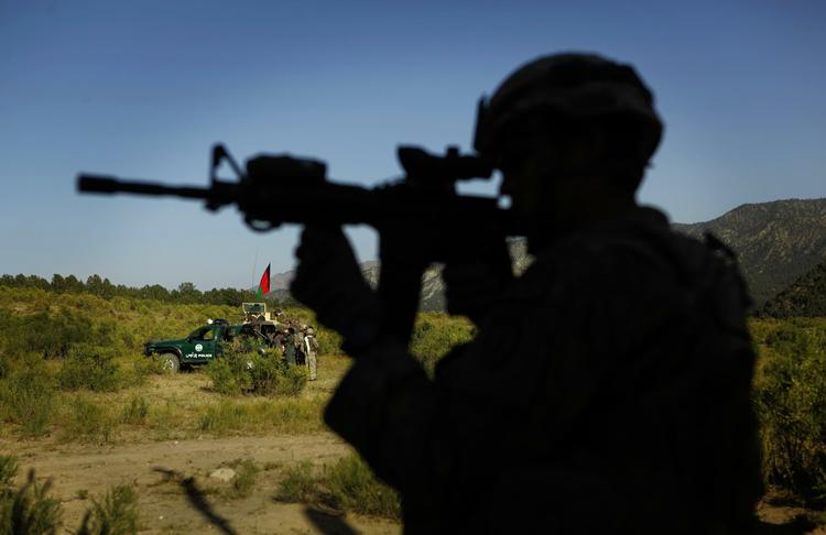 Problem. Amerikanerne bruger lettere ammunition end Talebanerne, og det er et problem, når det kommer til kampe over større afstande. Her øger den tungere ammunition nemlig træfsikkerheden. 