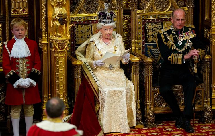 Royal åbning. Dronning Elizabeth åbnede traditionen tro House of Lords med sin åbningstale. 