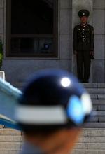 En nordkoreansk soldat står vagt i byen Panmunjom, i den demilitariserede zone nord for Seoul. 
