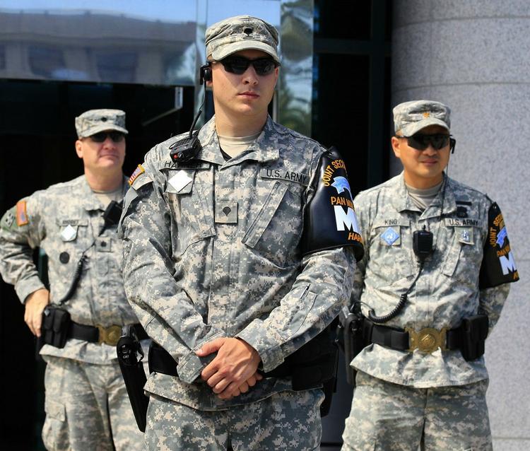 Amerikanske soldater står vagt ved byen Panmunjom i den demilitariserede zone nord for Seoul, som har delt Syd- og Nordkorea siden Koreakrigen. 