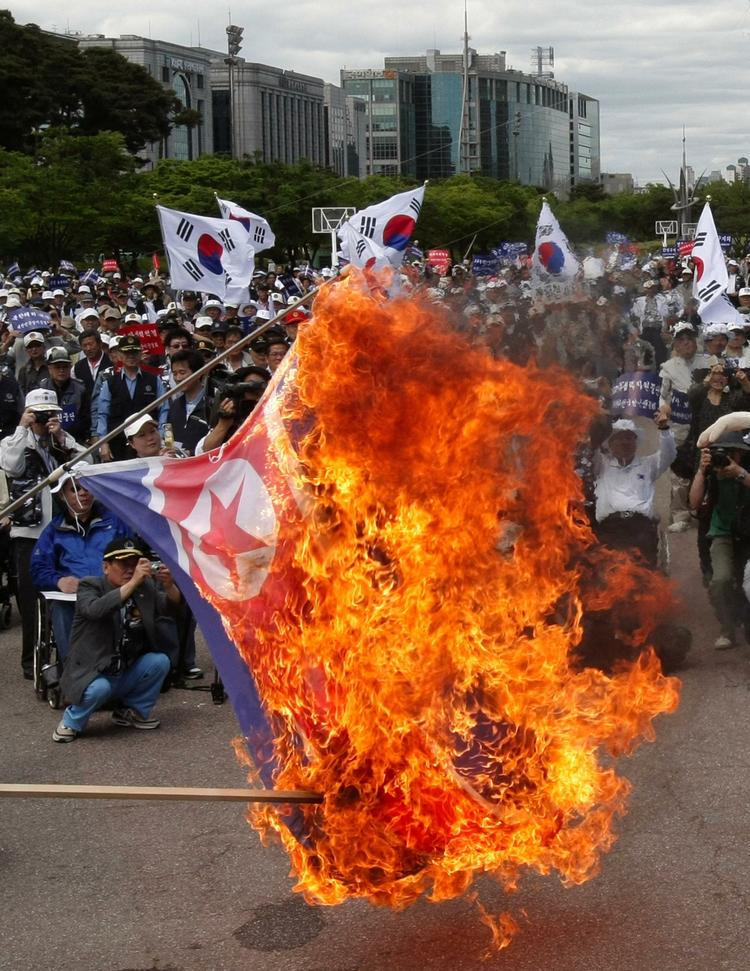 Sydkoreanske krigsveteraner brænder det nordkoreanske flag i Soul, Sydkorea. 