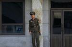 En nordkoreansk soldat står vagt i byen Panmunjom, i den demilitariserede zone nord for Seoul, som har delt Syd- og Nordkorea siden Koreakrigen. 